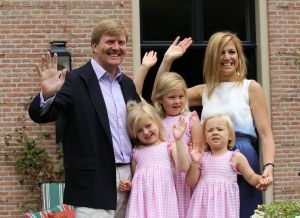 08-07-2010 KONINKLIJK HUIS;  FOTOSESSIE  KONINKLIJK HUIS IN TEKEN VAN ORANJE. Wij waren afgelopen maandag weer verzameld in Wassenaar voor de jaarlijkse fotosessie met het gezin van de kroonprins. Als decor dit maal de villa van Willem Alexander en Maxima. De prinsesjes gingen direct voetballen en Amalia blaasde een toontje lager op de oranje toeter.Daarna poseerde de gehele familie op de diverse lokaties in hun prachtige tuin.
foto: Albert den Iseger.