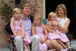 08-07-2010 KONINKLIJK HUIS;  FOTOSESSIE  KONINKLIJK HUIS IN TEKEN VAN ORANJE. Wij waren afgelopen maandag weer verzameld in Wassenaar voor de jaarlijkse fotosessie met het gezin van de kroonprins. Als decor dit maal de villa van Willem Alexander en Maxima. De prinsesjes gingen direct voetballen en Amalia blaasde een toontje lager op de oranje toeter.Daarna poseerde de gehele familie op de diverse lokaties in hun prachtige tuin.
foto: Albert den Iseger.