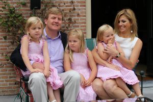 08-07-2010 KONINKLIJK HUIS;  FOTOSESSIE  KONINKLIJK HUIS IN TEKEN VAN ORANJE. Wij waren afgelopen maandag weer verzameld in Wassenaar voor de jaarlijkse fotosessie met het gezin van de kroonprins. Als decor dit maal de villa van Willem Alexander en Maxima. De prinsesjes gingen direct voetballen en Amalia blaasde een toontje lager op de oranje toeter.Daarna poseerde de gehele familie op de diverse lokaties in hun prachtige tuin.
foto: Albert den Iseger.