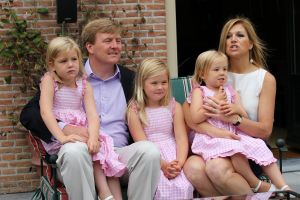 08-07-2010 KONINKLIJK HUIS;  FOTOSESSIE  KONINKLIJK HUIS IN TEKEN VAN ORANJE. Wij waren afgelopen maandag weer verzameld in Wassenaar voor de jaarlijkse fotosessie met het gezin van de kroonprins. Als decor dit maal de villa van Willem Alexander en Maxima. De prinsesjes gingen direct voetballen en Amalia blaasde een toontje lager op de oranje toeter.Daarna poseerde de gehele familie op de diverse lokaties in hun prachtige tuin.
foto: Albert den Iseger.