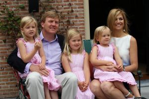 08-07-2010 KONINKLIJK HUIS;  FOTOSESSIE  KONINKLIJK HUIS IN TEKEN VAN ORANJE. Wij waren afgelopen maandag weer verzameld in Wassenaar voor de jaarlijkse fotosessie met het gezin van de kroonprins. Als decor dit maal de villa van Willem Alexander en Maxima. De prinsesjes gingen direct voetballen en Amalia blaasde een toontje lager op de oranje toeter.Daarna poseerde de gehele familie op de diverse lokaties in hun prachtige tuin.
foto: Albert den Iseger.