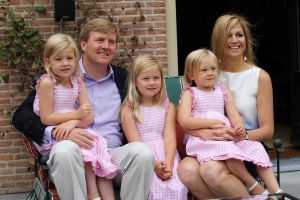 08-07-2010 KONINKLIJK HUIS;  FOTOSESSIE  KONINKLIJK HUIS IN TEKEN VAN ORANJE. Wij waren afgelopen maandag weer verzameld in Wassenaar voor de jaarlijkse fotosessie met het gezin van de kroonprins. Als decor dit maal de villa van Willem Alexander en Maxima. De prinsesjes gingen direct voetballen en Amalia blaasde een toontje lager op de oranje toeter.Daarna poseerde de gehele familie op de diverse lokaties in hun prachtige tuin.
foto: Albert den Iseger.