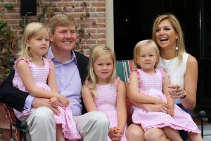 08-07-2010 KONINKLIJK HUIS;  FOTOSESSIE  KONINKLIJK HUIS IN TEKEN VAN ORANJE. Wij waren afgelopen maandag weer verzameld in Wassenaar voor de jaarlijkse fotosessie met het gezin van de kroonprins. Als decor dit maal de villa van Willem Alexander en Maxima. De prinsesjes gingen direct voetballen en Amalia blaasde een toontje lager op de oranje toeter.Daarna poseerde de gehele familie op de diverse lokaties in hun prachtige tuin.
foto: Albert den Iseger.