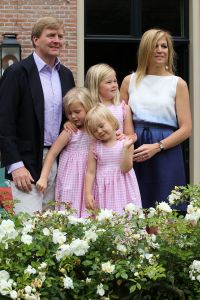 08-07-2010 KONINKLIJK HUIS;  FOTOSESSIE  KONINKLIJK HUIS IN TEKEN VAN ORANJE. Wij waren afgelopen maandag weer verzameld in Wassenaar voor de jaarlijkse fotosessie met het gezin van de kroonprins. Als decor dit maal de villa van Willem Alexander en Maxima. De prinsesjes gingen direct voetballen en Amalia blaasde een toontje lager op de oranje toeter.Daarna poseerde de gehele familie op de diverse lokaties in hun prachtige tuin.
foto: Albert den Iseger.