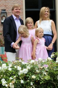 08-07-2010 KONINKLIJK HUIS;  FOTOSESSIE  KONINKLIJK HUIS IN TEKEN VAN ORANJE. Wij waren afgelopen maandag weer verzameld in Wassenaar voor de jaarlijkse fotosessie met het gezin van de kroonprins. Als decor dit maal de villa van Willem Alexander en Maxima. De prinsesjes gingen direct voetballen en Amalia blaasde een toontje lager op de oranje toeter.Daarna poseerde de gehele familie op de diverse lokaties in hun prachtige tuin.
foto: Albert den Iseger.
