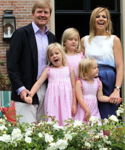 08-07-2010 KONINKLIJK HUIS;  FOTOSESSIE  KONINKLIJK HUIS IN TEKEN VAN ORANJE. Wij waren afgelopen maandag weer verzameld in Wassenaar voor de jaarlijkse fotosessie met het gezin van de kroonprins. Als decor dit maal de villa van Willem Alexander en Maxima. De prinsesjes gingen direct voetballen en Amalia blaasde een toontje lager op de oranje toeter.Daarna poseerde de gehele familie op de diverse lokaties in hun prachtige tuin.
foto: Albert den Iseger.