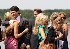 01-07-2010 SHOWBIZZ; XANDER EN ZIJN SOPHIE TROUWEN 2X IN EEN WEEK. Xander de Buisonje is 8 jaar na het afgeblazen huwelijk met Wendy  dan toch getrouwd met Sophie. Donderdag 1 Juli trouwde hij voor de wet en zaterdag  3 Juli trouwde hij heel knus in zijn achtertuin in Amstelveen. Dus Xander trouwde 2 x in een week. Het huwelijksfeest in zijn tuin werd bezocht door circa 70 mensen ipv de verwachte 150 gasten. Heel bekend Nederland liet het massaal af weten om het feestje mee te vieren. Het huwelijkspaar ontving wel veel bloemen van de BNers en talrijke lieve smsjes. Het paar wilde niks plannen voor een huwelijksreis  totdat ze zeker wisten dat het beter zou gaan met de gezondheid van hun zoon Dex. Kort voor hun huwelijk kregen ze een bericht dat Dex niks mankeerde en gezond werd verklaard. Hun huwelijksreis zal waarschijnlijk van de winter zijn.
foto; Albert den Iseger
