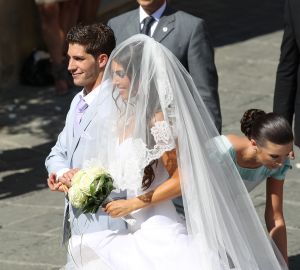 22-07-2010 SHOWBIZZ; HUWELIJK VAN YOLANTHE EN WESLEY SNEIJDER IN CASTELNUOVO BERARDENGA ITALIE. Het kleine dorpje midden in het prachtig Chianti gebied leek veel op Hollywood. Veel prominente voetballers waren aanwezig oa. Lamico Montari_Patrick Kluivert_Rafael van de Vaart_Pierre van Hooijdonk_Marco Branca_Christian Chivu en Cordoba. Nederlandse sterren waren oa. De gehele familie Froger_ Ivo Niehe_Mark van Eeuwen_Erik Kuster en Slivie van der Vaart. Rosanna Lima de huwelijksplanner van het gouden stel genoot van haar mooi uitgedachte huwelijksplan. Het was een waar sprookjes huwelijk in een te mooie omgeving. 
foto: Albert den Iseger.
