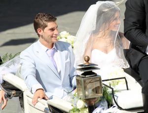 22-07-2010 SHOWBIZZ; HUWELIJK VAN YOLANTHE EN WESLEY SNEIJDER IN CASTELNUOVO BERARDENGA ITALIE. Het kleine dorpje midden in het prachtig Chianti gebied leek veel op Hollywood. Veel prominente voetballers waren aanwezig oa. Lamico Montari_Patrick Kluivert_Rafael van de Vaart_Pierre van Hooijdonk_Marco Branca_Christian Chivu en Cordoba. Nederlandse sterren waren oa. De gehele familie Froger_ Ivo Niehe_Mark van Eeuwen_Erik Kuster en Slivie van der Vaart. Rosanna Lima de huwelijksplanner van het gouden stel genoot van haar mooi uitgedachte huwelijksplan. Het was een waar sprookjes huwelijk in een te mooie omgeving.
foto: Albert den Iseger.