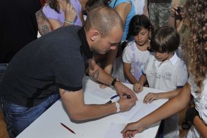 22-07-2010 SHOWBIZZ; HUWELIJK VAN YOLANTHE EN WESLEY SNEIJDER IN CASTELNUOVO BERARDENGA ITALIE. Het kleine dorpje midden in het prachtig Chianti gebied leek veel op Hollywood. Veel prominente voetballers waren aanwezig oa. Lamico Montari_Patrick Kluivert_Rafael van de Vaart_Pierre van Hooijdonk_Marco Branca_Christian Chivu en Cordoba. Nederlandse sterren waren oa. De gehele familie Froger_ Ivo Niehe_Mark van Eeuwen_Erik Kuster en Slivie van der Vaart. Rosanna Lima de huwelijksplanner van het gouden stel genoot van haar mooi uitgedachte huwelijksplan. Het was een waar sprookjes huwelijk in een te mooie omgeving.
foto: Albert den Iseger.