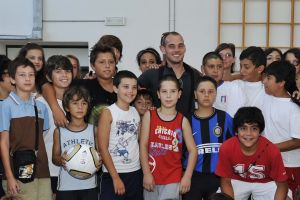 22-07-2010 SHOWBIZZ; HUWELIJK VAN YOLANTHE EN WESLEY SNEIJDER IN CASTELNUOVO BERARDENGA ITALIE. Het kleine dorpje midden in het prachtig Chianti gebied leek veel op Hollywood. Veel prominente voetballers waren aanwezig oa. Lamico Montari_Patrick Kluivert_Rafael van de Vaart_Pierre van Hooijdonk_Marco Branca_Christian Chivu en Cordoba. Nederlandse sterren waren oa. De gehele familie Froger_ Ivo Niehe_Mark van Eeuwen_Erik Kuster en Slivie van der Vaart. Rosanna Lima de huwelijksplanner van het gouden stel genoot van haar mooi uitgedachte huwelijksplan. Het was een waar sprookjes huwelijk in een te mooie omgeving.
foto: Albert den Iseger.