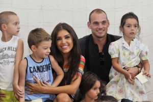 22-07-2010 SHOWBIZZ; HUWELIJK VAN YOLANTHE EN WESLEY SNEIJDER IN CASTELNUOVO BERARDENGA ITALIE. Het kleine dorpje midden in het prachtig Chianti gebied leek veel op Hollywood. Veel prominente voetballers waren aanwezig oa. Lamico Montari_Patrick Kluivert_Rafael van de Vaart_Pierre van Hooijdonk_Marco Branca_Christian Chivu en Cordoba. Nederlandse sterren waren oa. De gehele familie Froger_ Ivo Niehe_Mark van Eeuwen_Erik Kuster en Slivie van der Vaart. Rosanna Lima de huwelijksplanner van het gouden stel genoot van haar mooi uitgedachte huwelijksplan. Het was een waar sprookjes huwelijk in een te mooie omgeving.
foto: Albert den Iseger.