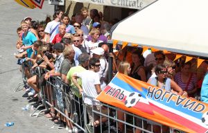 22-07-2010 SHOWBIZZ; HUWELIJK VAN YOLANTHE EN WESLEY SNEIJDER IN CASTELNUOVO BERARDENGA ITALIE. Het kleine dorpje midden in het prachtig Chianti gebied leek veel op Hollywood. Veel prominente voetballers waren aanwezig oa. Lamico Montari_Patrick Kluivert_Rafael van de Vaart_Pierre van Hooijdonk_Marco Branca_Christian Chivu en Cordoba. Nederlandse sterren waren oa. De gehele familie Froger_ Ivo Niehe_Mark van Eeuwen_Erik Kuster en Slivie van der Vaart. Rosanna Lima de huwelijksplanner van het gouden stel genoot van haar mooi uitgedachte huwelijksplan. Het was een waar sprookjes huwelijk in een te mooie omgeving.
foto: Albert den Iseger.