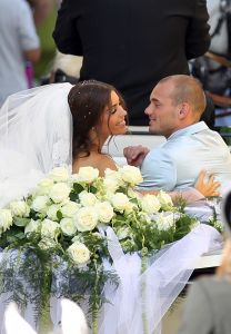 22-07-2010 SHOWBIZZ; HUWELIJK VAN YOLANTHE EN WESLEY SNEIJDER IN CASTELNUOVO BERARDENGA ITALIE. Het kleine dorpje midden in het prachtig Chianti gebied leek veel op Hollywood. Veel prominente voetballers waren aanwezig oa. Lamico Montari_Patrick Kluivert_Rafael van de Vaart_Pierre van Hooijdonk_Marco Branca_Christian Chivu en Cordoba. Nederlandse sterren waren oa. De gehele familie Froger_ Ivo Niehe_Mark van Eeuwen_Erik Kuster en Slivie van der Vaart. Rosanna Lima de huwelijksplanner van het gouden stel genoot van haar mooi uitgedachte huwelijksplan. Het was een waar sprookjes huwelijk in een te mooie omgeving.
foto: Albert den Iseger.