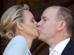 03-07-2011 KONINKLIJK HUIS: PRINS ALBERT VAN MONACO TROUWT ZIJN CHARLENE.Prins Albert van Monaco trouwde gisteren in de troonzaal van het presidentiele paleis met de Zuis Afrikaanse Charlene Wittstock. Het was de eerste keer dat er een vorst in het land trouwde na het huwelijk van de vader van Albert, Reinier van Monaco, met de Amerikaanse actrice Grace Kelly in 1958. Vandaag vond het kerkelijke huwelijk plaats.Daarbij waren hoogwaardigheidsbekleders uit de hele wereld aanwezig. 