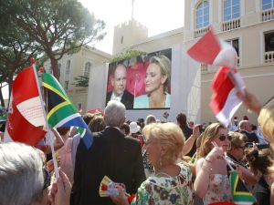 03-07-2011 KONINKLIJK HUIS: PRINS ALBERT VAN MONACO TROUWT ZIJN CHARLENE.Prins Albert van Monaco trouwde gisteren in de troonzaal van het presidentiele paleis met de Zuis Afrikaanse Charlene Wittstock. Het was de eerste keer dat er een vorst in het land trouwde na het huwelijk van de vader van Albert, Reinier van Monaco, met de Amerikaanse actrice Grace Kelly in 1958. Vandaag vond het kerkelijke huwelijk plaats.Daarbij waren hoogwaardigheidsbekleders uit de hele wereld aanwezig. 