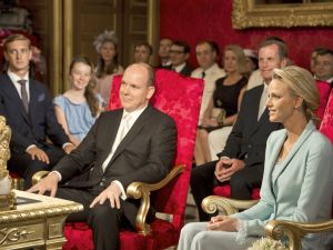 03-07-2011 KONINKLIJK HUIS: PRINS ALBERT VAN MONACO TROUWT ZIJN CHARLENE.Prins Albert van Monaco trouwde gisteren in de troonzaal van het presidentiele paleis met de Zuis Afrikaanse Charlene Wittstock. Het was de eerste keer dat er een vorst in het land trouwde na het huwelijk van de vader van Albert, Reinier van Monaco, met de Amerikaanse actrice Grace Kelly in 1958. Vandaag vond het kerkelijke huwelijk plaats.Daarbij waren hoogwaardigheidsbekleders uit de hele wereld aanwezig. 