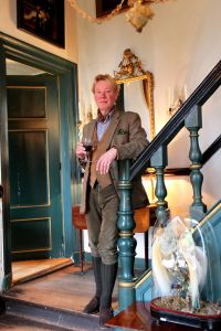 08-07-2011 SHOWBIZZ; HENDRIK VAN DER STEENHOVEN OVERLEDEN. De bekende antiquair Hendrik van der Steenhoven is bij zijn kasteeltje in Culemborg om het leven gekomen. Van der Steenhoven was bekend van zijn dandy-achtige optreden in het KRO-programma  Bij ons in de PC van Jort Kelder.
De politie gaat uit van een ongeluk. De antiquair zou in het water zijn gevallen en zijn verdronken. Zijn lichaam werd gisteravond door voorbijgangers gevonden in de gracht bij zijn landhuis.
foto: Albert den Iseger.