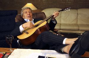 23-07-2011 SHOWBIZZ; JOHNNY HOES IS OVERLEDEN.Vanavond is Johnny Hoes overleden in zijn woonplaats Weert. Johnny lag al in het ziekenhuis in Weert waar hij ook is overleden. De koning_Keizer_Admiraal van het Hollandsche lied blies zijn laatste adem uit in bijzijn van zijn familie. Johnny Hoes is 94 jaar geworden.
foto: Albert den Iseger.