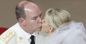 03-07-2011 KONINKLIJK HUIS: PRINS ALBERT VAN MONACO TROUWT ZIJN CHARLENE.Prins Albert van Monaco trouwde gisteren in de troonzaal van het presidentiele paleis met de Zuis Afrikaanse Charlene Wittstock. Het was de eerste keer dat er een vorst in het land trouwde na het huwelijk van de vader van Albert, Reinier van Monaco, met de Amerikaanse actrice Grace Kelly in 1958. Vandaag vond het kerkelijke huwelijk plaats.Daarbij waren hoogwaardigheidsbekleders uit de hele wereld aanwezig. 