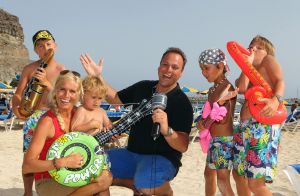 18-07-2012 SHOWBIZZ; FRANS EN MARISKA BAUER GAAN OPNIEUW TROUWEN. Frans en Mariska Bauer gaan binnenkort weer opnieuw trouwen. De twee trouwden al 4 jaar geleden maar in de trouwalbums en andere foto-s ontbreekt hun zoon Lucas, die na hun huwelijk geboren werd. Dit is al geruime tijd een doorn in hun ogen. Daarom word er opnieuw getrouwd, in kerk en natuurlijk een groot trouwfeest. Frans en Mariska vertelde ons op hun vakantie adres op Gran Canaria, zo gauw we terug zijn van vakantie prikken we een data. 
exclusieve foto: Albert den Iseger