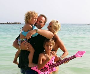 18-07-2012 SHOWBIZZ; FRANS EN MARISKA BAUER GAAN OPNIEUW TROUWEN. Frans en Mariska Bauer gaan binnenkort weer opnieuw trouwen. De twee trouwden al 4 jaar geleden maar in de trouwalbums en andere foto-s ontbreekt hun zoon Lucas, die na hun huwelijk geboren werd. Dit is al geruime tijd een doorn in hun ogen. Daarom word er opnieuw getrouwd, in kerk en natuurlijk een groot trouwfeest. Frans en Mariska vertelde ons op hun vakantie adres op Gran Canaria, zo gauw we terug zijn van vakantie prikken we een data. 
exclusieve foto: Albert den Iseger