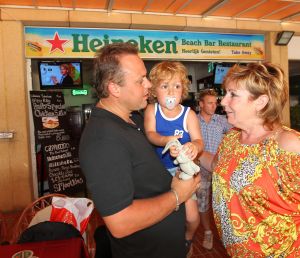 18-07-2012 SHOWBIZZ; FRANS EN MARISKA BAUER GAAN OPNIEUW TROUWEN. Frans en Mariska Bauer gaan binnenkort weer opnieuw trouwen. De twee trouwden al 4 jaar geleden maar in de trouwalbums en andere foto-s ontbreekt hun zoon Lucas, die na hun huwelijk geboren werd. Dit is al geruime tijd een doorn in hun ogen. Daarom word er opnieuw getrouwd, in kerk en natuurlijk een groot trouwfeest. Frans en Mariska vertelde ons op hun vakantie adres op Gran Canaria, zo gauw we terug zijn van vakantie prikken we een data. 
exclusieve foto: Albert den Iseger