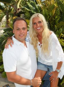 18-07-2012 SHOWBIZZ; FRANS EN MARISKA BAUER GAAN OPNIEUW TROUWEN. Frans en Mariska Bauer gaan binnenkort weer opnieuw trouwen. De twee trouwden al 4 jaar geleden maar in de trouwalbums en andere foto-s ontbreekt hun zoon Lucas, die na hun huwelijk geboren werd. Dit is al geruime tijd een doorn in hun ogen. Daarom word er opnieuw getrouwd, in kerk en natuurlijk een groot trouwfeest. Frans en Mariska vertelde ons op hun vakantie adres op Gran Canaria, zo gauw we terug zijn van vakantie prikken we een data. 
exclusieve foto: Albert den Iseger