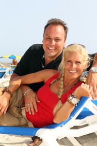 18-07-2012 SHOWBIZZ; FRANS EN MARISKA BAUER GAAN OPNIEUW TROUWEN. Frans en Mariska Bauer gaan binnenkort weer opnieuw trouwen. De twee trouwden al 4 jaar geleden maar in de trouwalbums en andere foto-s ontbreekt hun zoon Lucas, die na hun huwelijk geboren werd. Dit is al geruime tijd een doorn in hun ogen. Daarom word er opnieuw getrouwd, in kerk en natuurlijk een groot trouwfeest. Frans en Mariska vertelde ons op hun vakantie adres op Gran Canaria, zo gauw we terug zijn van vakantie prikken we een data. 
exclusieve foto: Albert den Iseger