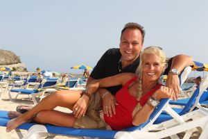 18-07-2012 SHOWBIZZ; FRANS EN MARISKA BAUER GAAN OPNIEUW TROUWEN. Frans en Mariska Bauer gaan binnenkort weer opnieuw trouwen. De twee trouwden al 4 jaar geleden maar in de trouwalbums en andere foto-s ontbreekt hun zoon Lucas, die na hun huwelijk geboren werd. Dit is al geruime tijd een doorn in hun ogen. Daarom word er opnieuw getrouwd, in kerk en natuurlijk een groot trouwfeest. Frans en Mariska vertelde ons op hun vakantie adres op Gran Canaria, zo gauw we terug zijn van vakantie prikken we een data. 
exclusieve foto: Albert den Iseger