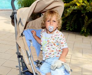18-07-2012 SHOWBIZZ; FRANS EN MARISKA BAUER GAAN OPNIEUW TROUWEN. Frans en Mariska Bauer gaan binnenkort weer opnieuw trouwen. De twee trouwden al 4 jaar geleden maar in de trouwalbums en andere foto-s ontbreekt hun zoon Lucas, die na hun huwelijk geboren werd. Dit is al geruime tijd een doorn in hun ogen. Daarom word er opnieuw getrouwd, in kerk en natuurlijk een groot trouwfeest. Frans en Mariska vertelde ons op hun vakantie adres op Gran Canaria, zo gauw we terug zijn van vakantie prikken we een data. 
exclusieve foto: Albert den Iseger