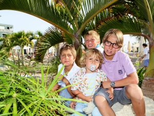 18-07-2012 SHOWBIZZ; FRANS EN MARISKA BAUER GAAN OPNIEUW TROUWEN. Frans en Mariska Bauer gaan binnenkort weer opnieuw trouwen. De twee trouwden al 4 jaar geleden maar in de trouwalbums en andere foto-s ontbreekt hun zoon Lucas, die na hun huwelijk geboren werd. Dit is al geruime tijd een doorn in hun ogen. Daarom word er opnieuw getrouwd, in kerk en natuurlijk een groot trouwfeest. Frans en Mariska vertelde ons op hun vakantie adres op Gran Canaria, zo gauw we terug zijn van vakantie prikken we een data. 
exclusieve foto: Albert den Iseger