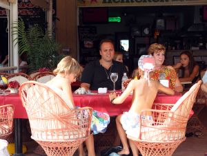 18-07-2012 SHOWBIZZ; FRANS EN MARISKA BAUER GAAN OPNIEUW TROUWEN. Frans en Mariska Bauer gaan binnenkort weer opnieuw trouwen. De twee trouwden al 4 jaar geleden maar in de trouwalbums en andere foto-s ontbreekt hun zoon Lucas, die na hun huwelijk geboren werd. Dit is al geruime tijd een doorn in hun ogen. Daarom word er opnieuw getrouwd, in kerk en natuurlijk een groot trouwfeest. Frans en Mariska vertelde ons op hun vakantie adres op Gran Canaria, zo gauw we terug zijn van vakantie prikken we een data. 
exclusieve foto: Albert den Iseger