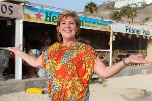 18-07-2012 SHOWBIZZ; FRANS EN MARISKA BAUER GAAN OPNIEUW TROUWEN. Frans en Mariska Bauer gaan binnenkort weer opnieuw trouwen. De twee trouwden al 4 jaar geleden maar in de trouwalbums en andere foto-s ontbreekt hun zoon Lucas, die na hun huwelijk geboren werd. Dit is al geruime tijd een doorn in hun ogen. Daarom word er opnieuw getrouwd, in kerk en natuurlijk een groot trouwfeest. Frans en Mariska vertelde ons op hun vakantie adres op Gran Canaria, zo gauw we terug zijn van vakantie prikken we een data. 
exclusieve foto: Albert den Iseger