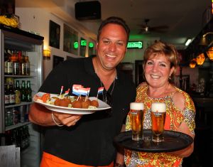 18-07-2012 SHOWBIZZ; FRANS EN MARISKA BAUER GAAN OPNIEUW TROUWEN. Frans en Mariska Bauer gaan binnenkort weer opnieuw trouwen. De twee trouwden al 4 jaar geleden maar in de trouwalbums en andere foto-s ontbreekt hun zoon Lucas, die na hun huwelijk geboren werd. Dit is al geruime tijd een doorn in hun ogen. Daarom word er opnieuw getrouwd, in kerk en natuurlijk een groot trouwfeest. Frans en Mariska vertelde ons op hun vakantie adres op Gran Canaria, zo gauw we terug zijn van vakantie prikken we een data. 
exclusieve foto: Albert den Iseger