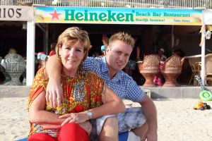 18-07-2012 SHOWBIZZ; FRANS EN MARISKA BAUER GAAN OPNIEUW TROUWEN. Frans en Mariska Bauer gaan binnenkort weer opnieuw trouwen. De twee trouwden al 4 jaar geleden maar in de trouwalbums en andere foto-s ontbreekt hun zoon Lucas, die na hun huwelijk geboren werd. Dit is al geruime tijd een doorn in hun ogen. Daarom word er opnieuw getrouwd, in kerk en natuurlijk een groot trouwfeest. Frans en Mariska vertelde ons op hun vakantie adres op Gran Canaria, zo gauw we terug zijn van vakantie prikken we een data. 
exclusieve foto: Albert den Iseger