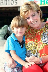 18-07-2012 SHOWBIZZ; FRANS EN MARISKA BAUER GAAN OPNIEUW TROUWEN. Frans en Mariska Bauer gaan binnenkort weer opnieuw trouwen. De twee trouwden al 4 jaar geleden maar in de trouwalbums en andere foto-s ontbreekt hun zoon Lucas, die na hun huwelijk geboren werd. Dit is al geruime tijd een doorn in hun ogen. Daarom word er opnieuw getrouwd, in kerk en natuurlijk een groot trouwfeest. Frans en Mariska vertelde ons op hun vakantie adres op Gran Canaria, zo gauw we terug zijn van vakantie prikken we een data. 
exclusieve foto: Albert den Iseger