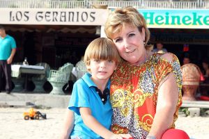 18-07-2012 SHOWBIZZ; FRANS EN MARISKA BAUER GAAN OPNIEUW TROUWEN. Frans en Mariska Bauer gaan binnenkort weer opnieuw trouwen. De twee trouwden al 4 jaar geleden maar in de trouwalbums en andere foto-s ontbreekt hun zoon Lucas, die na hun huwelijk geboren werd. Dit is al geruime tijd een doorn in hun ogen. Daarom word er opnieuw getrouwd, in kerk en natuurlijk een groot trouwfeest. Frans en Mariska vertelde ons op hun vakantie adres op Gran Canaria, zo gauw we terug zijn van vakantie prikken we een data. 
exclusieve foto: Albert den Iseger