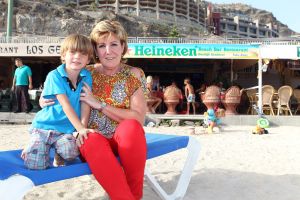 18-07-2012 SHOWBIZZ; FRANS EN MARISKA BAUER GAAN OPNIEUW TROUWEN. Frans en Mariska Bauer gaan binnenkort weer opnieuw trouwen. De twee trouwden al 4 jaar geleden maar in de trouwalbums en andere foto-s ontbreekt hun zoon Lucas, die na hun huwelijk geboren werd. Dit is al geruime tijd een doorn in hun ogen. Daarom word er opnieuw getrouwd, in kerk en natuurlijk een groot trouwfeest. Frans en Mariska vertelde ons op hun vakantie adres op Gran Canaria, zo gauw we terug zijn van vakantie prikken we een data. 
exclusieve foto: Albert den Iseger