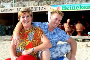 18-07-2012 SHOWBIZZ; FRANS EN MARISKA BAUER GAAN OPNIEUW TROUWEN. Frans en Mariska Bauer gaan binnenkort weer opnieuw trouwen. De twee trouwden al 4 jaar geleden maar in de trouwalbums en andere foto-s ontbreekt hun zoon Lucas, die na hun huwelijk geboren werd. Dit is al geruime tijd een doorn in hun ogen. Daarom word er opnieuw getrouwd, in kerk en natuurlijk een groot trouwfeest. Frans en Mariska vertelde ons op hun vakantie adres op Gran Canaria, zo gauw we terug zijn van vakantie prikken we een data. 
exclusieve foto: Albert den Iseger