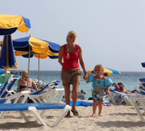 18-07-2012 SHOWBIZZ; FRANS EN MARISKA BAUER GAAN OPNIEUW TROUWEN. Frans en Mariska Bauer gaan binnenkort weer opnieuw trouwen. De twee trouwden al 4 jaar geleden maar in de trouwalbums en andere foto-s ontbreekt hun zoon Lucas, die na hun huwelijk geboren werd. Dit is al geruime tijd een doorn in hun ogen. Daarom word er opnieuw getrouwd, in kerk en natuurlijk een groot trouwfeest. Frans en Mariska vertelde ons op hun vakantie adres op Gran Canaria, zo gauw we terug zijn van vakantie prikken we een data. 
exclusieve foto: Albert den Iseger