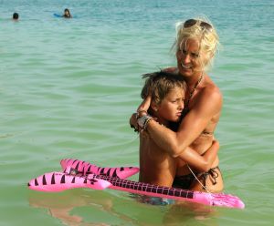 18-07-2012 SHOWBIZZ; FRANS EN MARISKA BAUER GAAN OPNIEUW TROUWEN. Frans en Mariska Bauer gaan binnenkort weer opnieuw trouwen. De twee trouwden al 4 jaar geleden maar in de trouwalbums en andere foto-s ontbreekt hun zoon Lucas, die na hun huwelijk geboren werd. Dit is al geruime tijd een doorn in hun ogen. Daarom word er opnieuw getrouwd, in kerk en natuurlijk een groot trouwfeest. Frans en Mariska vertelde ons op hun vakantie adres op Gran Canaria, zo gauw we terug zijn van vakantie prikken we een data. 
exclusieve foto: Albert den Iseger
