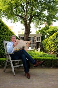 4-7-2013 SHOWBIZZ; ED NIJPELS OPENT ZIJN DEUREN VOOR WEEKBLAD PRIVE. Gezellig een flesje wijn is zijn prachtige tuin, een bezichtiging in zijn verbouwde grachtenpand en een blik naar zijn mooie trein collectie. Ed Nijpels is en blijft een TOPPER.
foto: Albert den Iseger