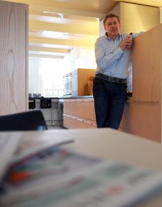 4-7-2013 SHOWBIZZ; ED NIJPELS OPENT ZIJN DEUREN VOOR WEEKBLAD PRIVE. Gezellig een flesje wijn is zijn prachtige tuin, een bezichtiging in zijn verbouwde grachtenpand en een blik naar zijn mooie trein collectie. Ed Nijpels is en blijft een TOPPER.
foto: Albert den Iseger