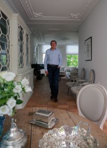 4-7-2013 SHOWBIZZ; ED NIJPELS OPENT ZIJN DEUREN VOOR WEEKBLAD PRIVE. Gezellig een flesje wijn is zijn prachtige tuin, een bezichtiging in zijn verbouwde grachtenpand en een blik naar zijn mooie trein collectie. Ed Nijpels is en blijft een TOPPER.
foto: Albert den Iseger