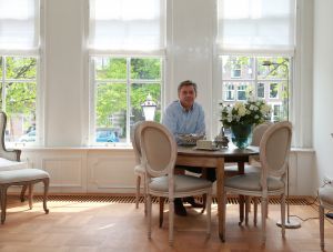 4-7-2013 SHOWBIZZ; ED NIJPELS OPENT ZIJN DEUREN VOOR WEEKBLAD PRIVE. Gezellig een flesje wijn is zijn prachtige tuin, een bezichtiging in zijn verbouwde grachtenpand en een blik naar zijn mooie trein collectie. Ed Nijpels is en blijft een TOPPER.
foto: Albert den Iseger