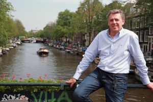 4-7-2013 SHOWBIZZ; ED NIJPELS OPENT ZIJN DEUREN VOOR WEEKBLAD PRIVE. Gezellig een flesje wijn is zijn prachtige tuin, een bezichtiging in zijn verbouwde grachtenpand en een blik naar zijn mooie trein collectie. Ed Nijpels is en blijft een TOPPER.
foto: Albert den Iseger