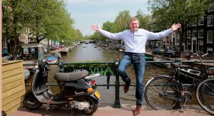4-7-2013 SHOWBIZZ; ED NIJPELS OPENT ZIJN DEUREN VOOR WEEKBLAD PRIVE. Gezellig een flesje wijn is zijn prachtige tuin, een bezichtiging in zijn verbouwde grachtenpand en een blik naar zijn mooie trein collectie. Ed Nijpels is en blijft een TOPPER.
foto: Albert den Iseger