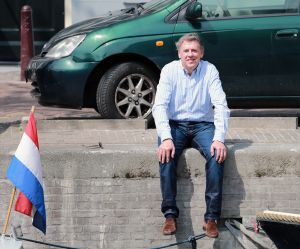 4-7-2013 SHOWBIZZ; ED NIJPELS OPENT ZIJN DEUREN VOOR WEEKBLAD PRIVE. Gezellig een flesje wijn is zijn prachtige tuin, een bezichtiging in zijn verbouwde grachtenpand en een blik naar zijn mooie trein collectie. Ed Nijpels is en blijft een TOPPER.
foto: Albert den Iseger