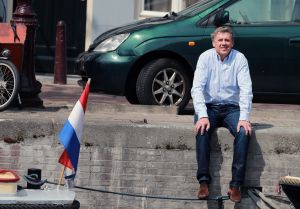 4-7-2013 SHOWBIZZ; ED NIJPELS OPENT ZIJN DEUREN VOOR WEEKBLAD PRIVE. Gezellig een flesje wijn is zijn prachtige tuin, een bezichtiging in zijn verbouwde grachtenpand en een blik naar zijn mooie trein collectie. Ed Nijpels is en blijft een TOPPER.
foto: Albert den Iseger
